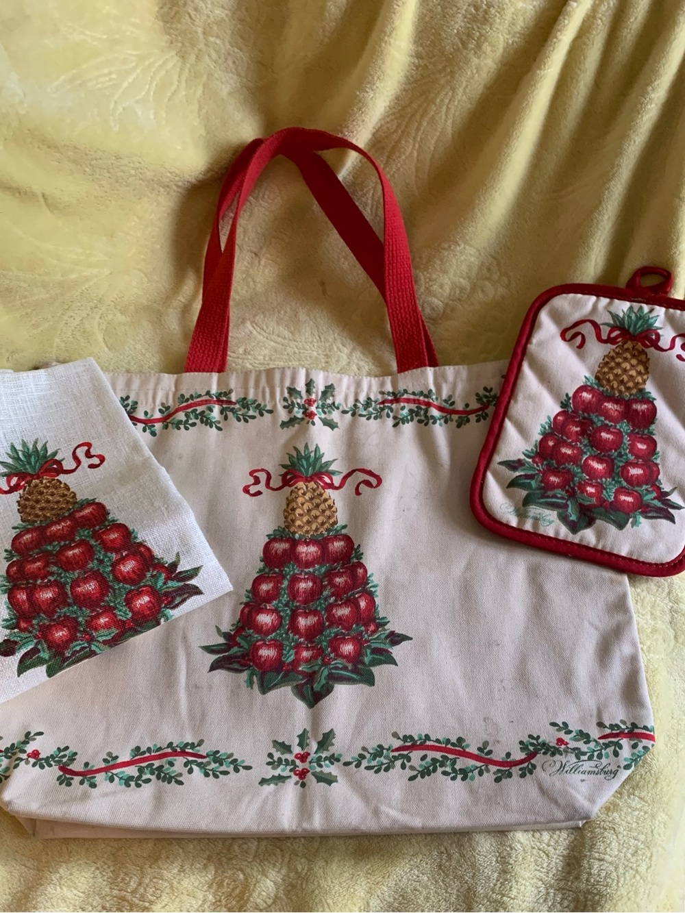 Williamsburg VA  apple pineapple Tote with pot holder and matching towel.